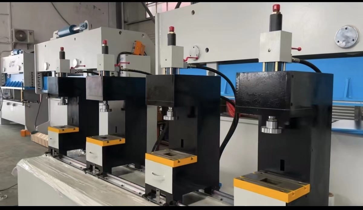 Multiple Safety Mechanisms Custom Professional Hydraulic Punching Equipment