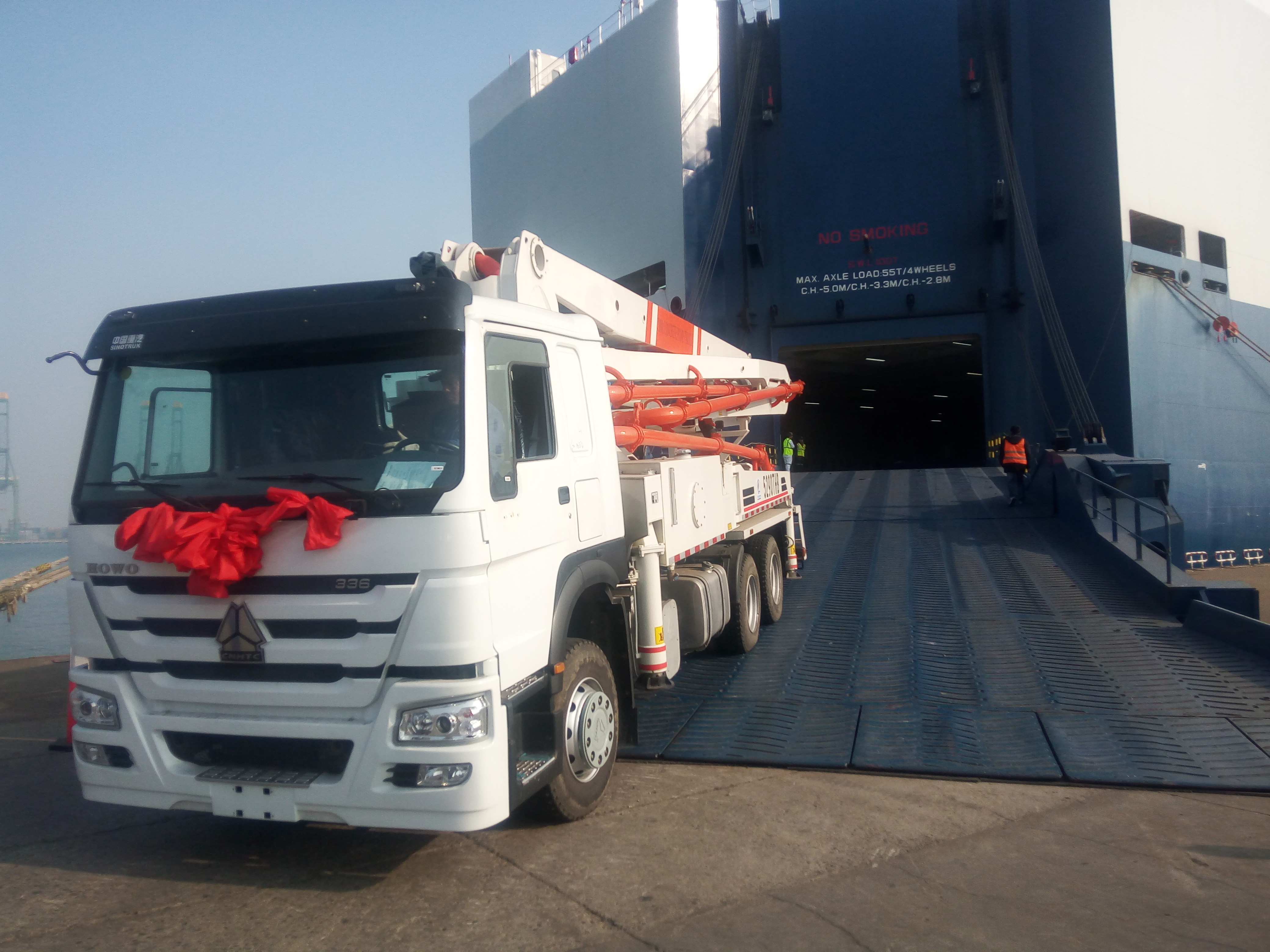 White Concrete Mixing Equipment Sinotruk 6M3 Mixer Tank Truck 6x4 White Color With Italy Pto