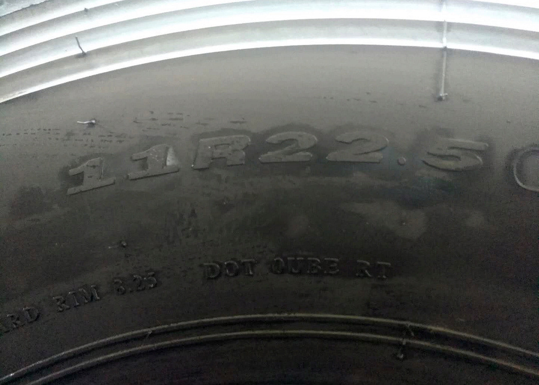 Rib Type Pattern 11R 22.5 Truck Tires Four Straight Grooves Tread Tear Resistance