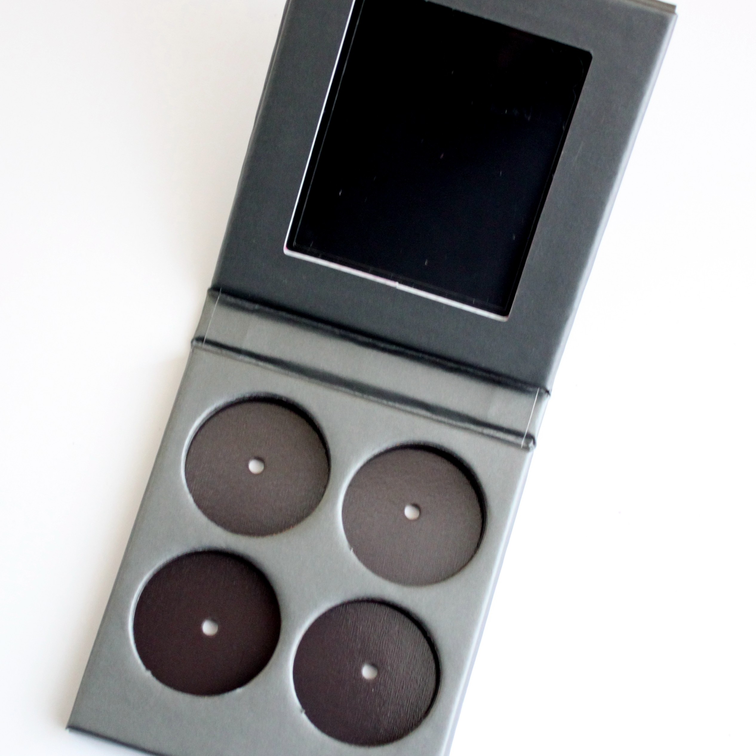 4 Pans Refillable Empty Magnetic Palette Pantone Color DIAM 27MM