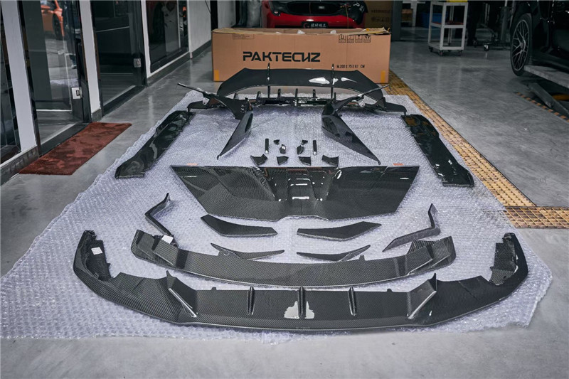New Product Carbon Fiber Body Kit for Lamborghini Huracan EVO Huracan EVO Carbon Fiber Front Shovel Diffuser Spoiler