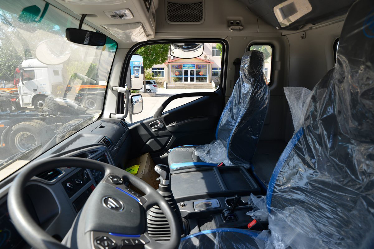 Single Row And Half Seats Foton Auman Truck High Roof Diesel 245HP 6X2 8.6m Truck Chassis