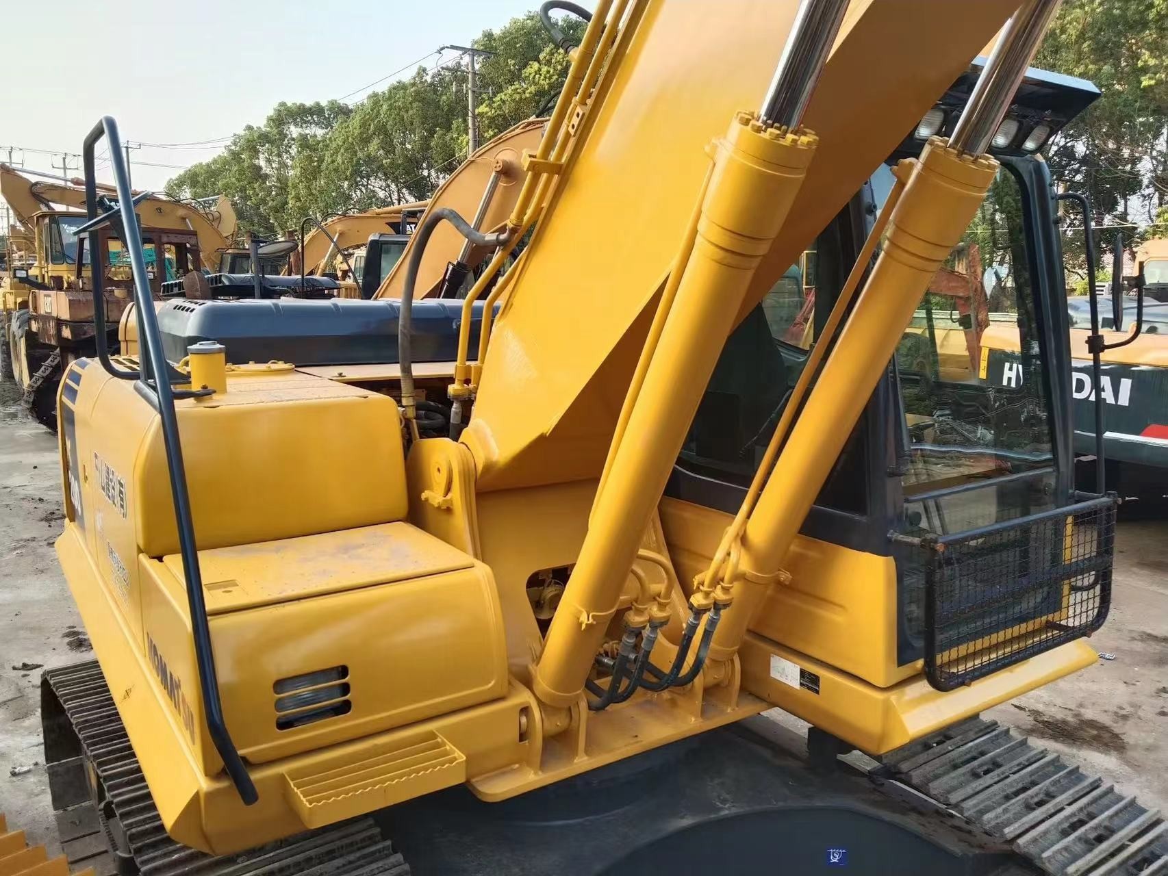 Used Excavator komatsu 200-8 good price good condition