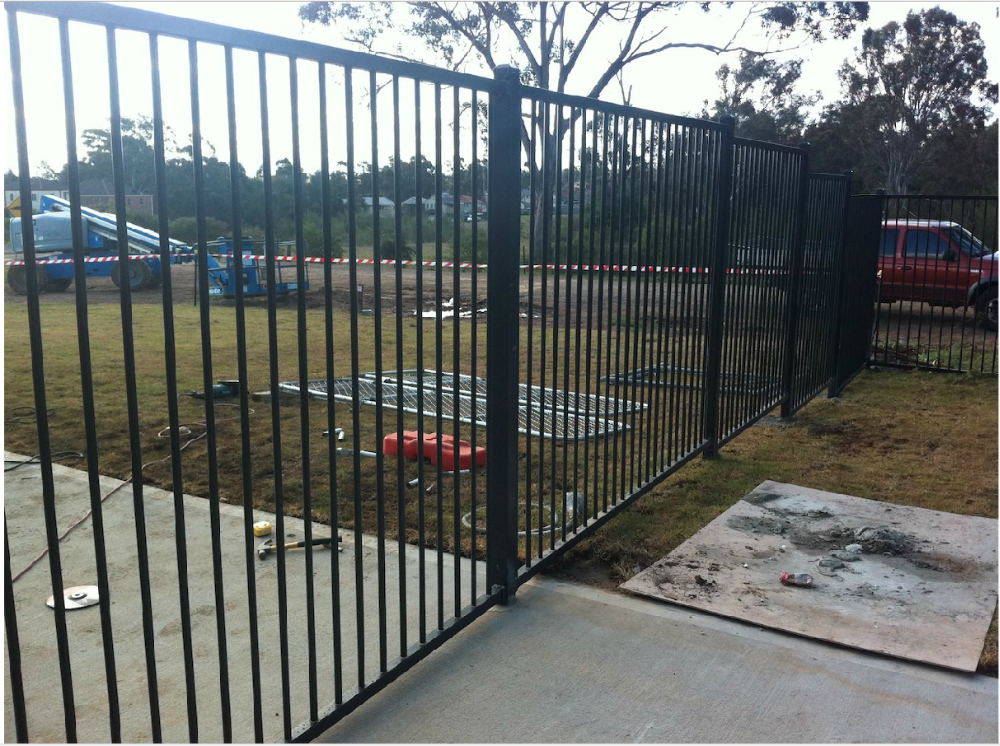 Stain Green Powder Hercules Q235 Steel Fencing Panels Falt Top Design