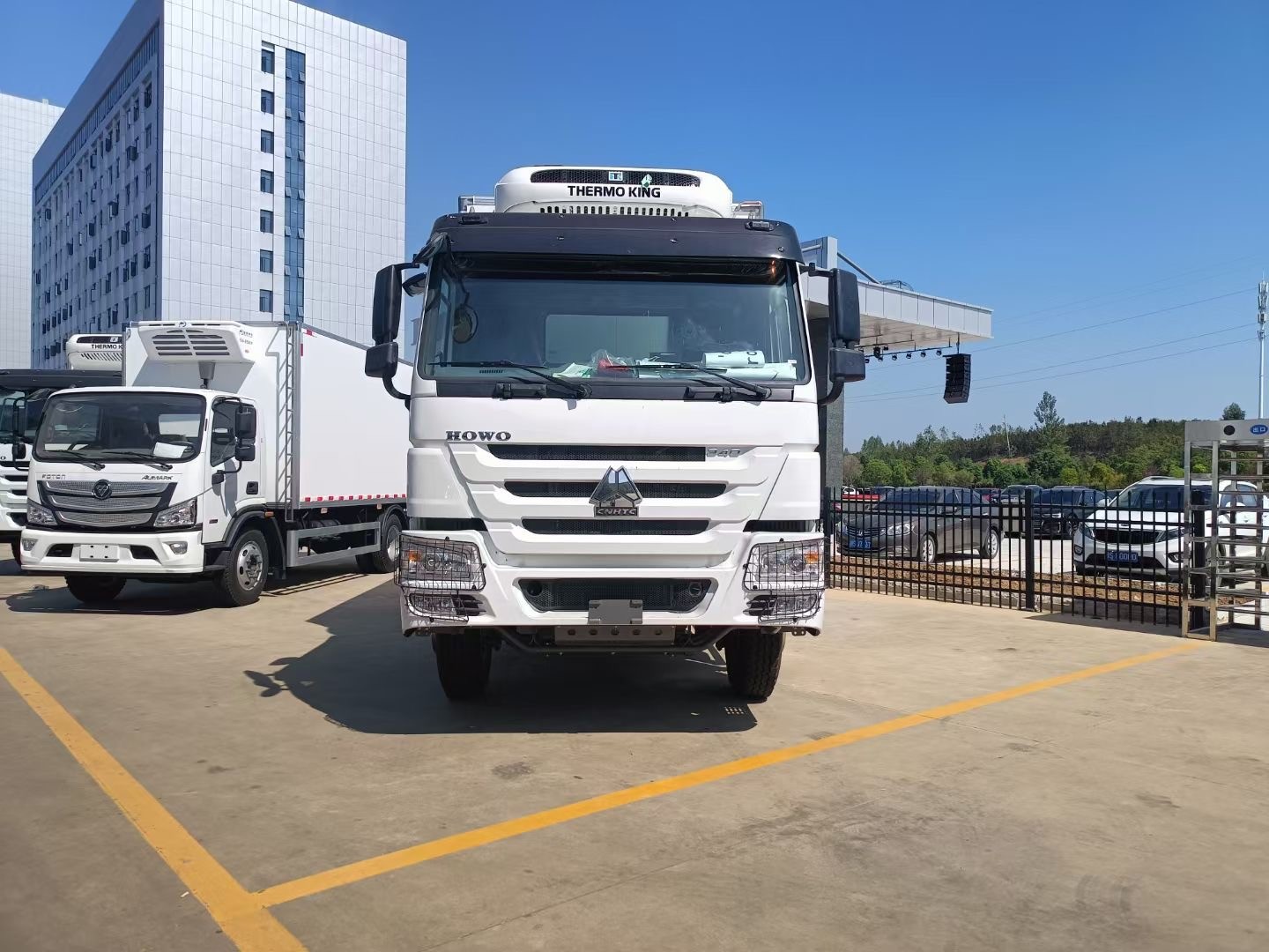 10 wheel 20-25 tons refrigerator truck 6x4 SINOTRUK HOWO truck refrigeration unit