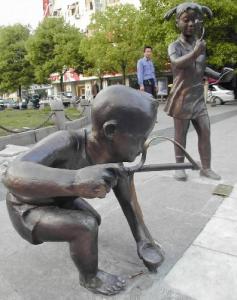 Wholesale palying outdoor children garden statues from china suppliers