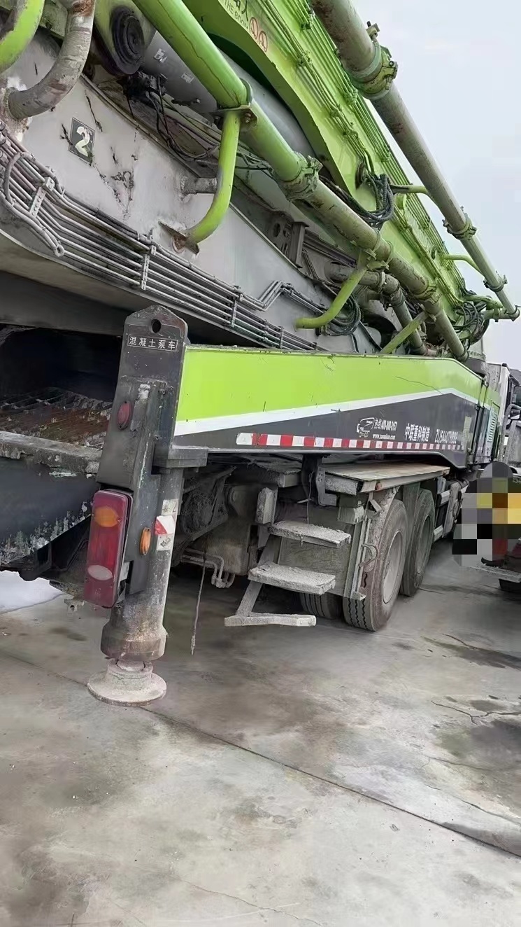 90% Near New 2019 Zoomlion Super Long Boom Pump Mounted Concrete Pump on Benz Chassis Factory Directly Sale