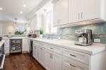 Durable Lacquer Shaker Style Kitchen Cabinet for Moisture Resistance in Villa