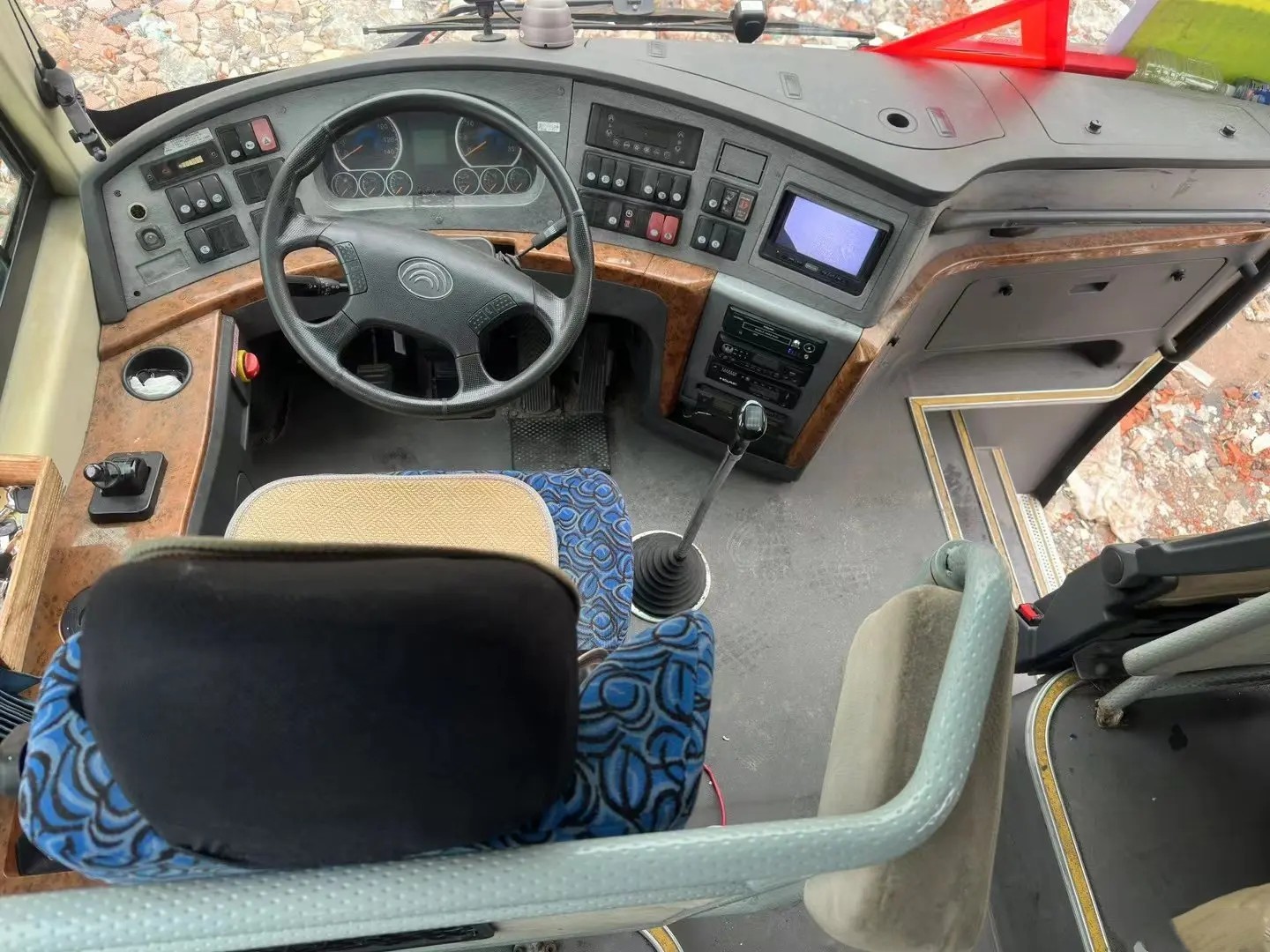 Used Luxury Coaches 51 Seats Wechai Engine 270hp Double Doors Manual Transmission 2nd Hand Young Tong ZK6119