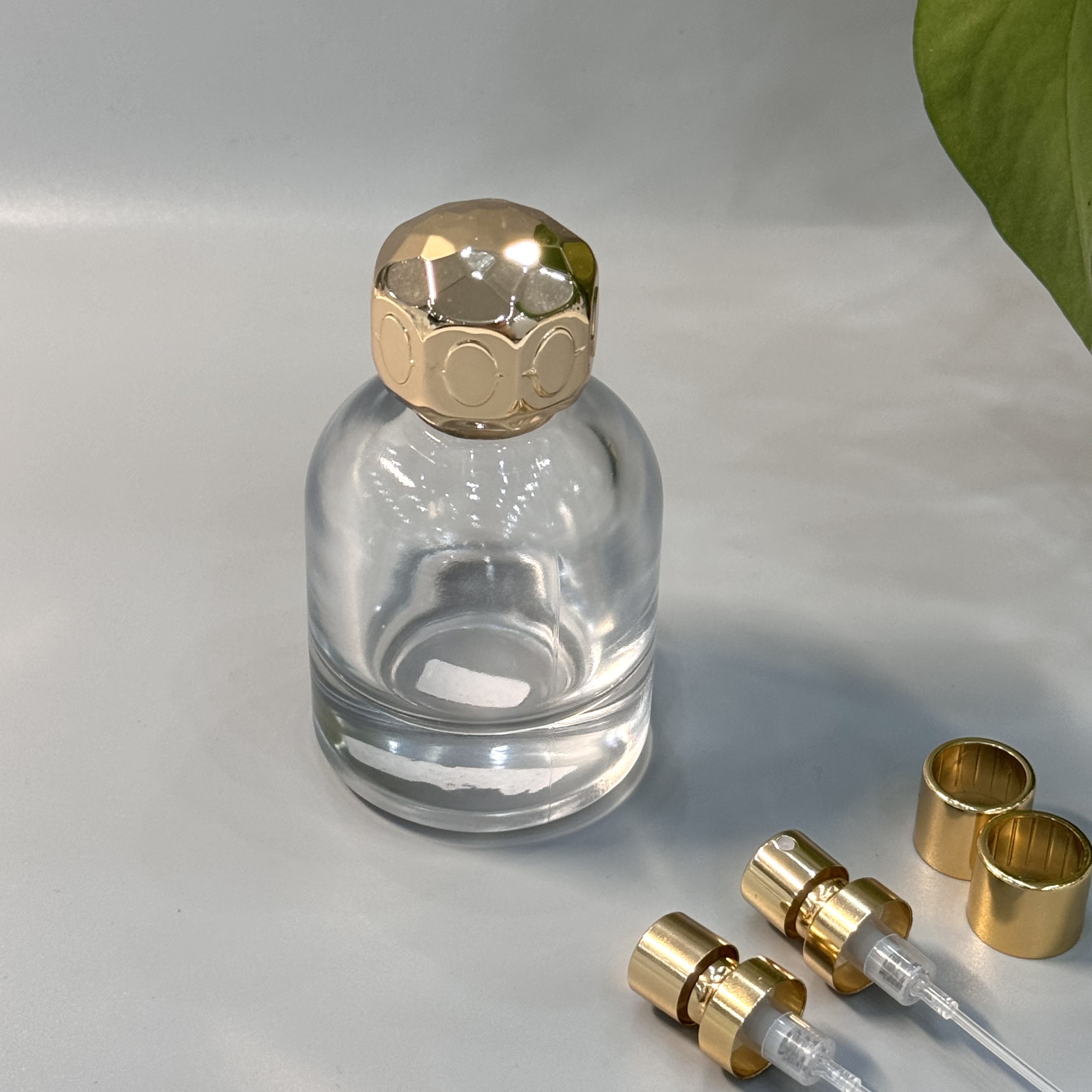 Customize Your Perfume Bottle with Eco-friendly Zinc Alloy Caps for Branding or Personalization