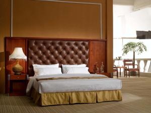 China White Platform Hotel Bedroom Furniture Sets With Oak Solid Wood Legs on sale