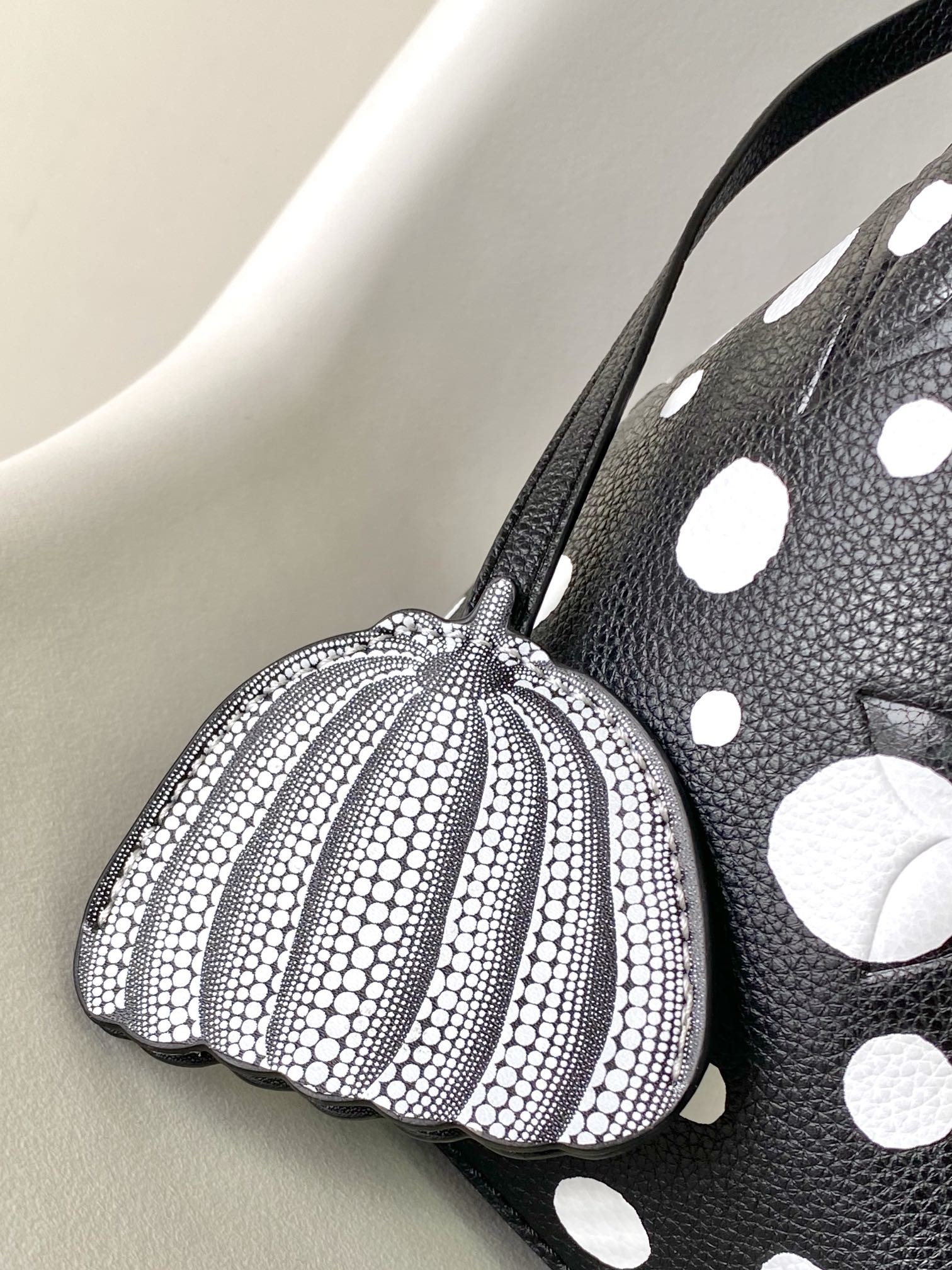 Ladies White Black NéOnoé MM Louis Vuitton Yayoi Kusama Handbag
