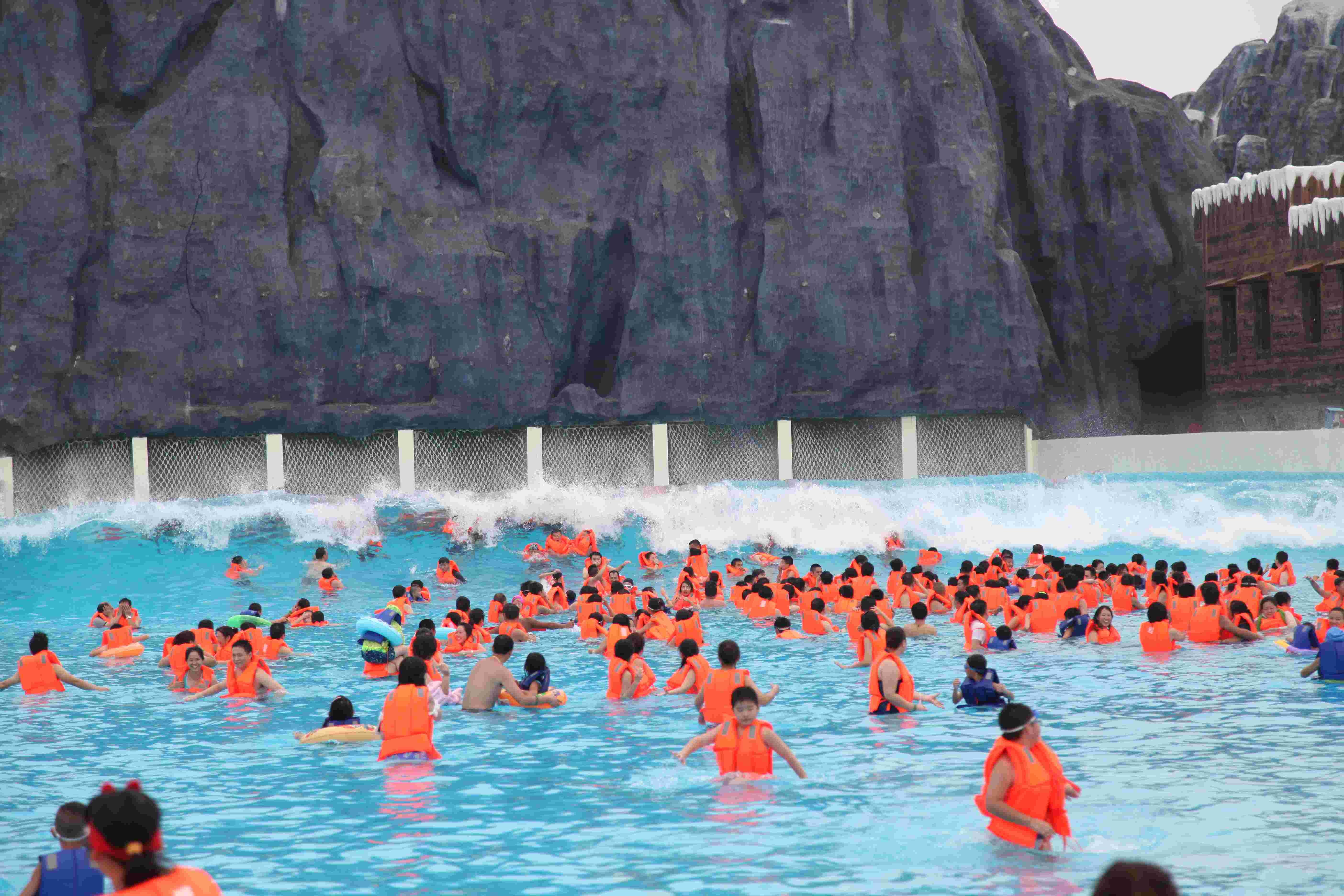 Outdoor Fiberglass Water Park Wave Pool Wave Machine For Family Entertainment