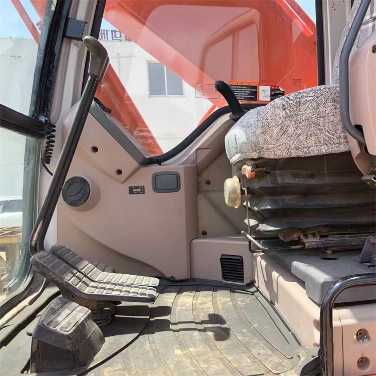 Doosan DH220-7 Backhoe Excavator Used by Skilled Drivers for Engineering Projects