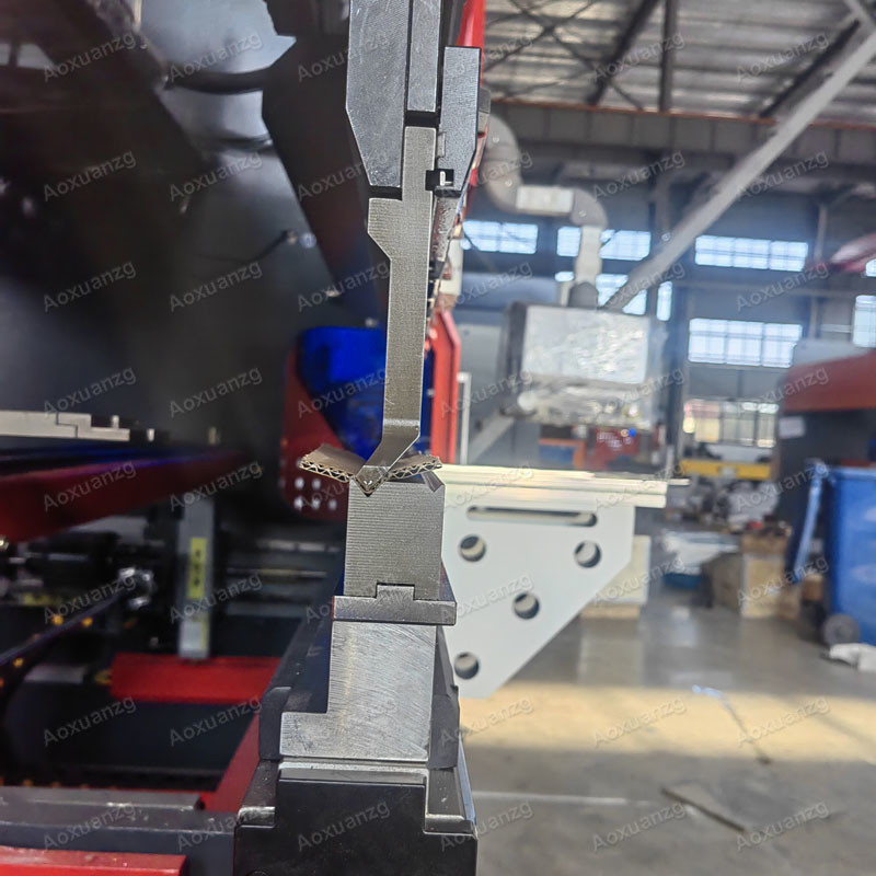 HK58T Controller Hydraulic CNC Press Brake For Metal Sheet Carbon Steel Press Folding Bender
