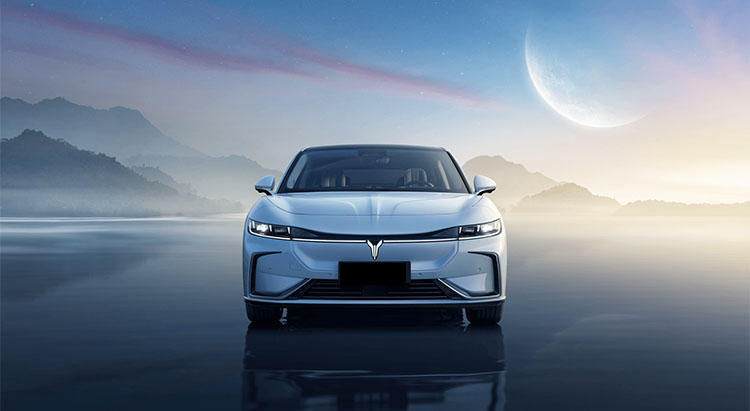 Voyah Zhuiguang Chasing Electric EV Car with 5088*1970*1515mm Size and Official 0-100km/h Acceleration of 4.2s