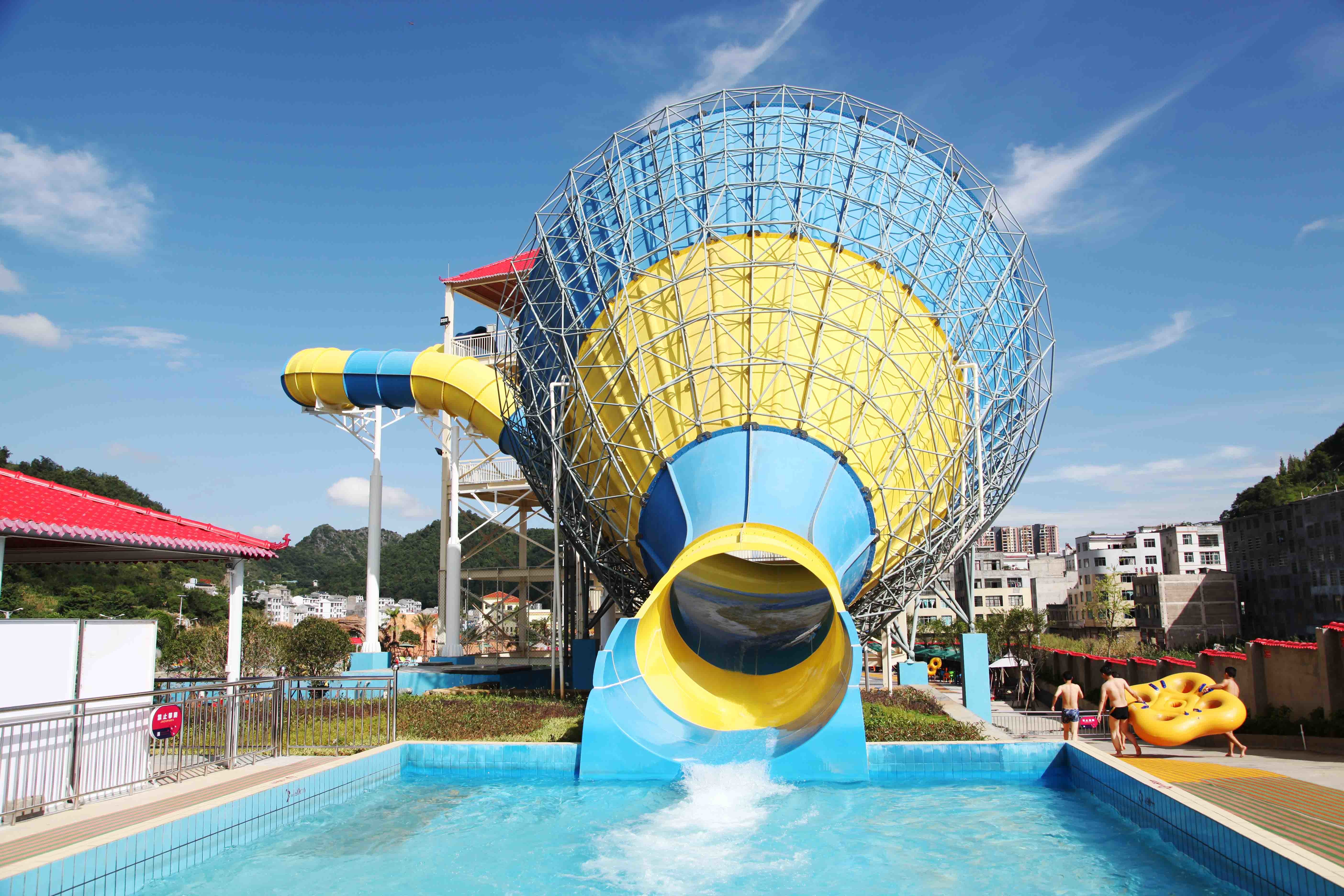 Huge Tornado Custom Water Slides Width 18.6m 42*60m For Family Riding