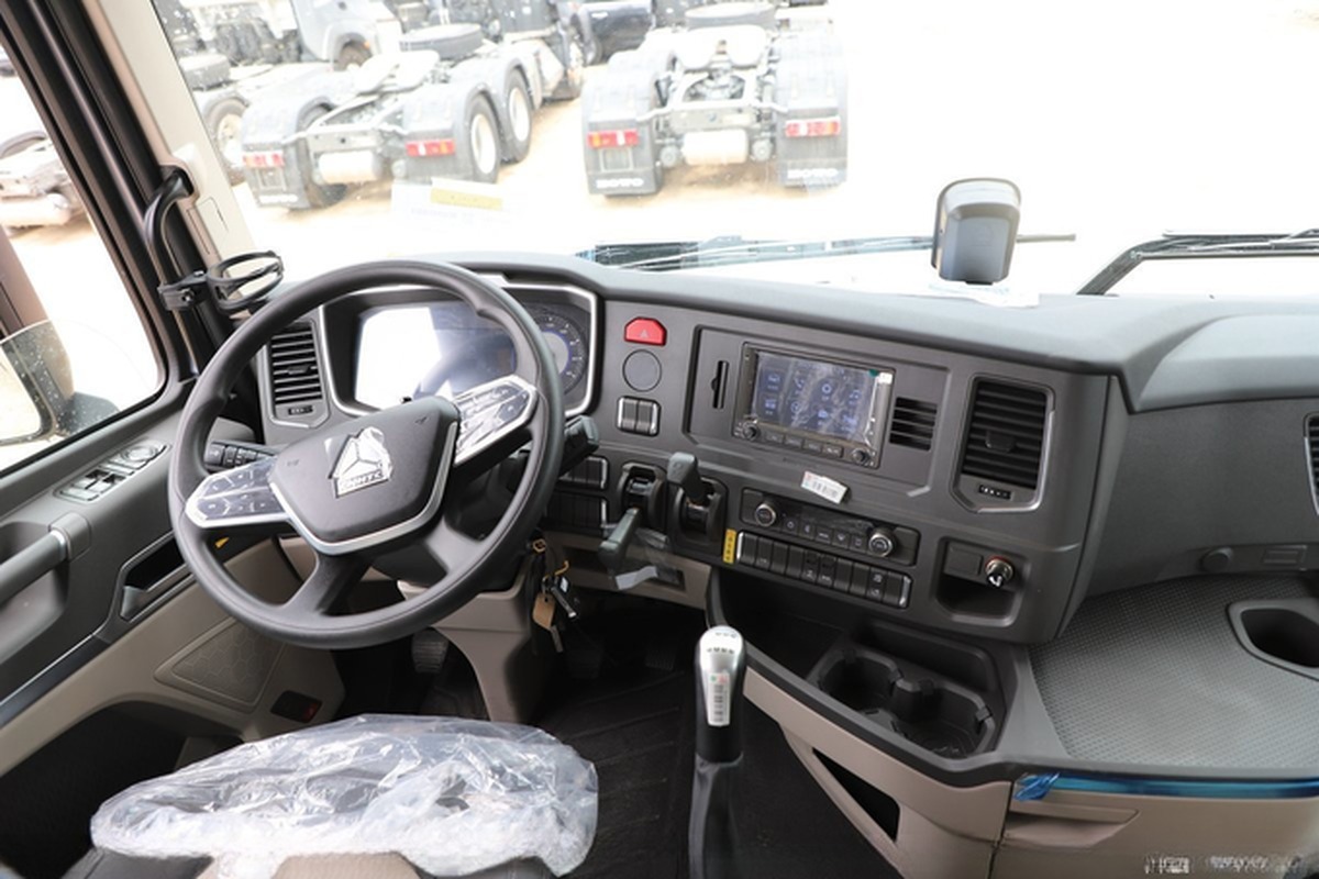 Left Steering Sinotruk Special Vehicle Used Sinotruk HOWO MAX 6X4 530hp LNG Tractor
