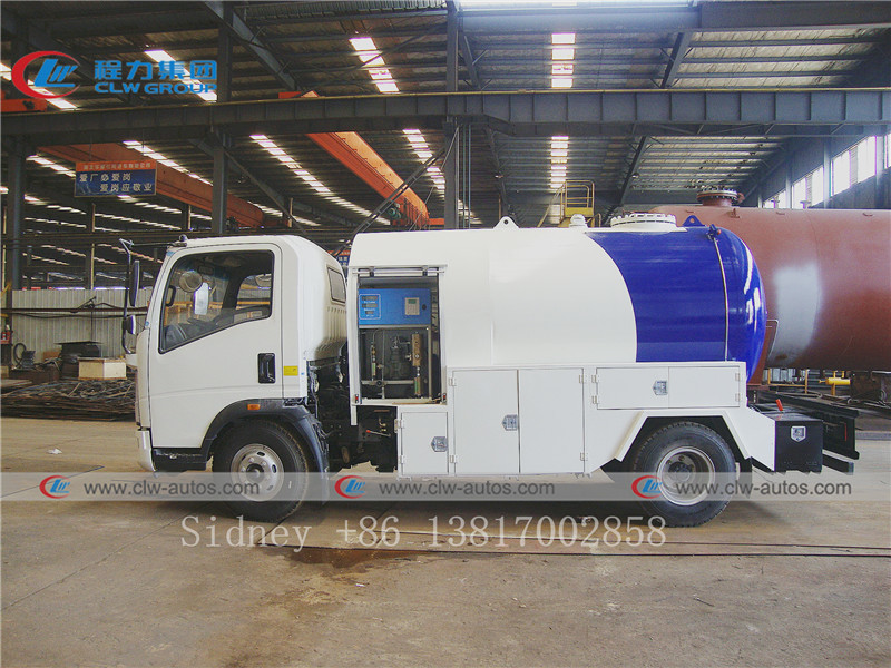 5000 Liters Sinotuck HOWO 4x2 LPG Bobtail Tanker Truck With Dispenser