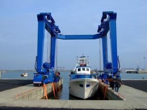 China Hot Sale Mobile Boat Hoist Crane Yacht Lift For Sale on sale