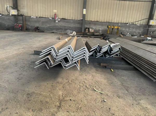 Strong Structural Angle Steel Available In Multiple Sizes Perfect For Building