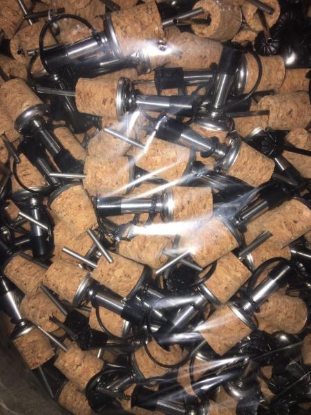 2017 Wholesale Stainless Steel Liquid Pourer for Olive Oil Wine with Plastic Cap
