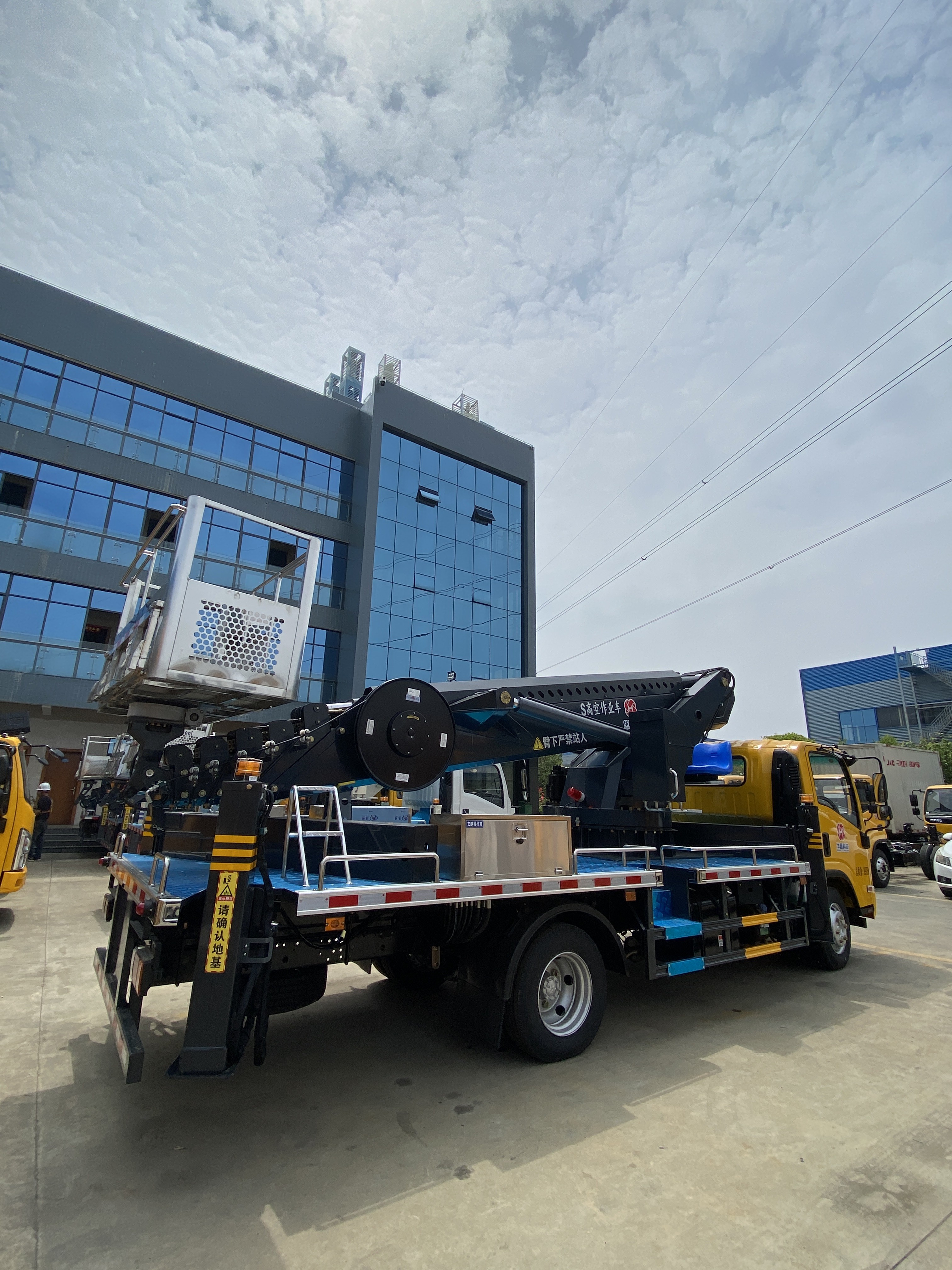 Isuzu Elf Hydraulic Telescopic Boom Truck / Aerial Platform Truck
