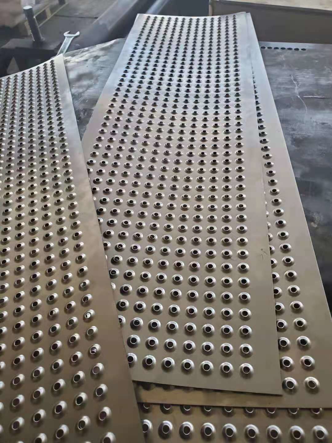 1.5mm Thickness Perforated Wire Mesh / Round Hole Mesh 2.0m Width