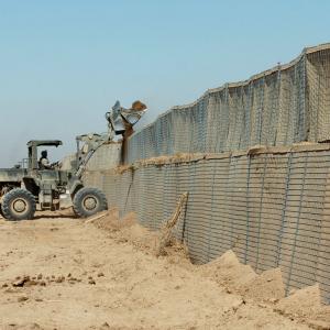 Wholesale Anti-corrosion &amp; Anti-rust Welding Galvanized Folding Steel Wire Mesh Defensive Barriers from china suppliers