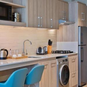 Wholesale Hotel Mini Kitchen Cabinet Sets Modern Wood Custom Design Kitchen Furniture Apartment Use from china suppliers
