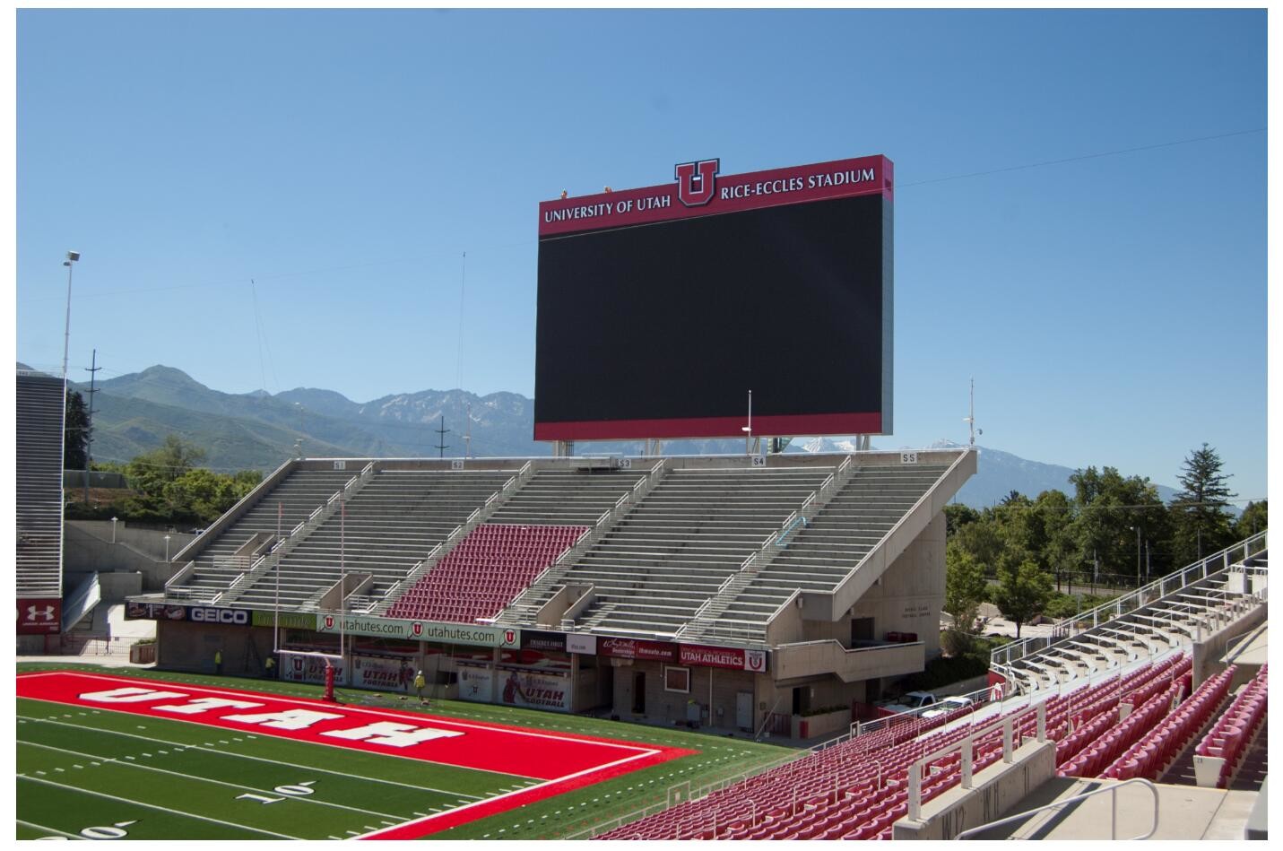 P8 stadium perimeter led display / led scoreboard display magnesium alloy cabinet 960*960mm