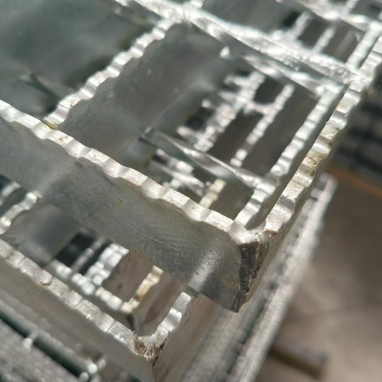 Thermal-Insulating Steel Gratings: Energy-Efficient and Comfortable