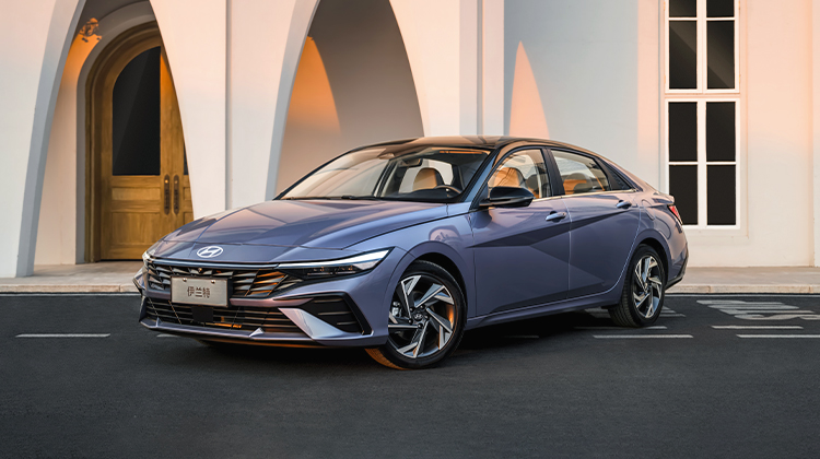 New Beijing Hyundai Elantra Gasoline Car LED Front Lights and Automatic Air Conditioner