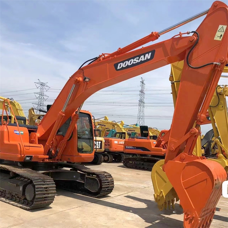 Doosan DH220-7 Backhoe Excavator Used by Skilled Drivers for Engineering Projects