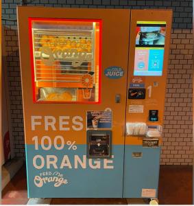 Wholesale Auto Fruit Fresh Orange Juice Vending Machine 1000W For Supermarket Store from china suppliers