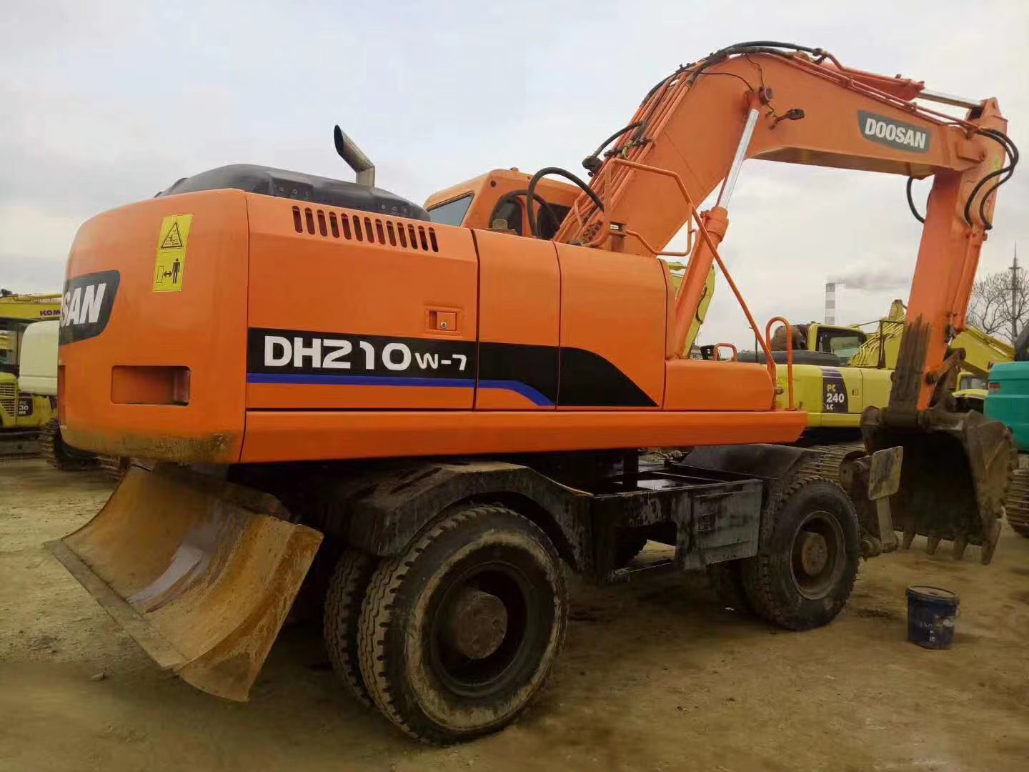 Doosan DH210W-7 Wheel Excavator in Shanghai Hot Made in Korea 19800kg Operating Weight