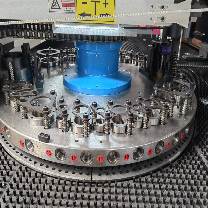 China CNC Sheet Metal Punching Machine 400KN Max Punching Force