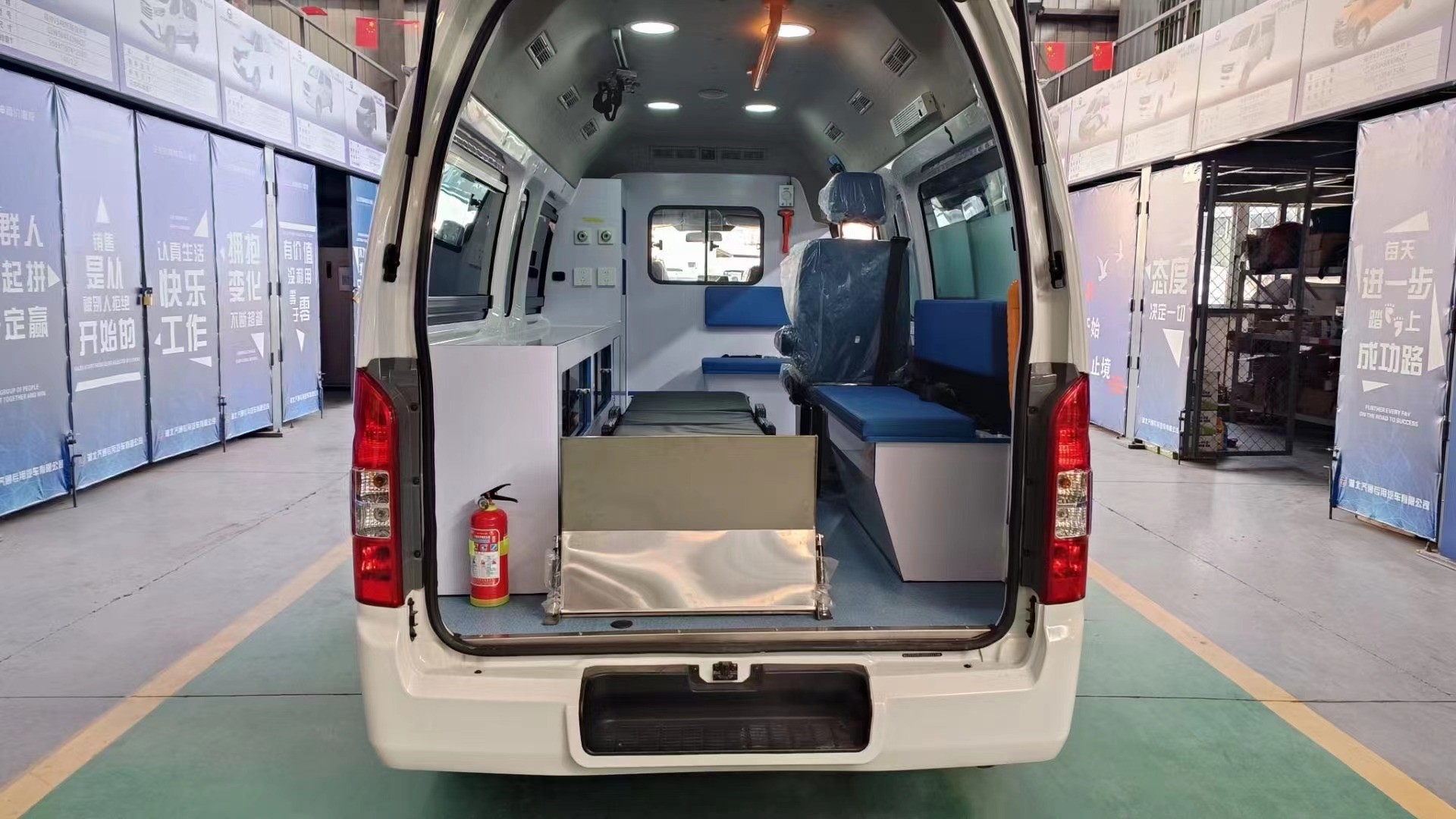 Ambulance Truck 130km/H Maximum Speed Mobile Clinic Vehicle With Front/Rear Suspension Of 1320/1160mm
