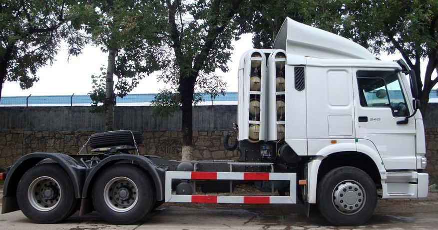 Sinotruk Howo tractors tow truck head / prime mover in RHD , LHD in best price L2000 long cab