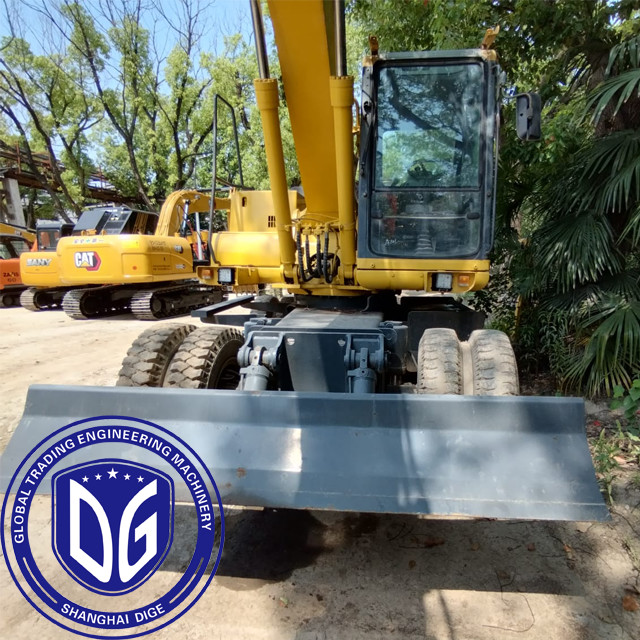 Komatsu PC150W wheel excavator with excellent power durability and high efficiency Japanese Komatsu 15ton PC150W wheel excavator