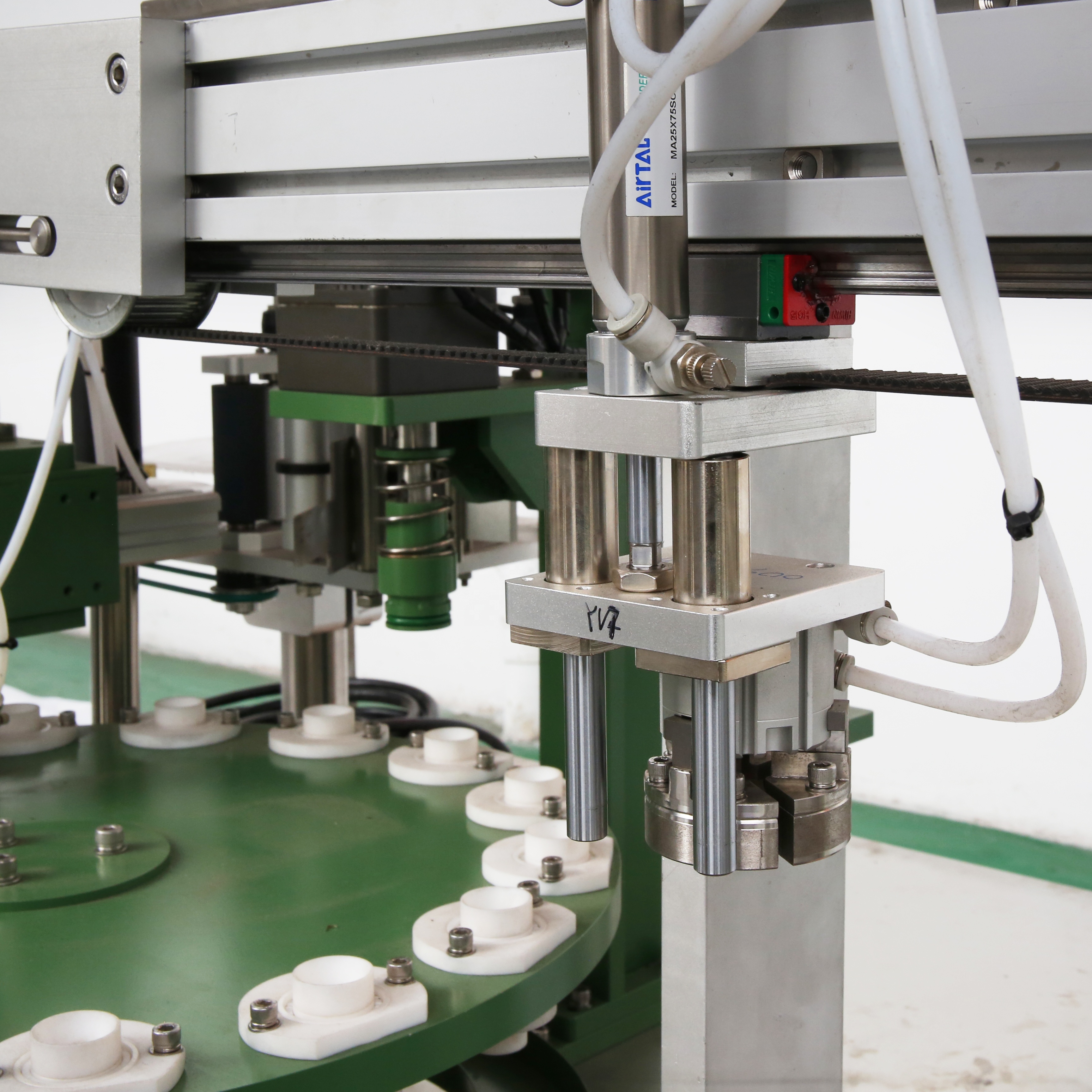 Automatic Rotated Type Liquid Bottle Filling and Capping Machine with 3000*2000*1800mm