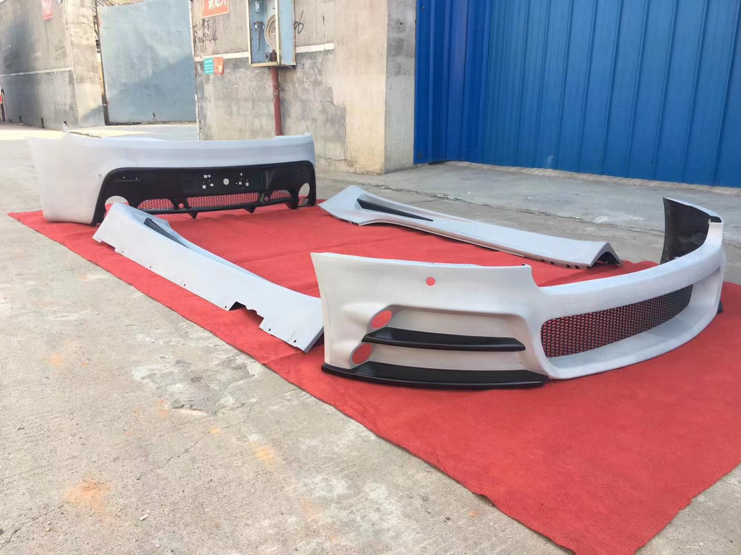 280mm Aston Martin Body Kit 2009 - 2013 Auto Parts Rear Bumper Air Diffuser