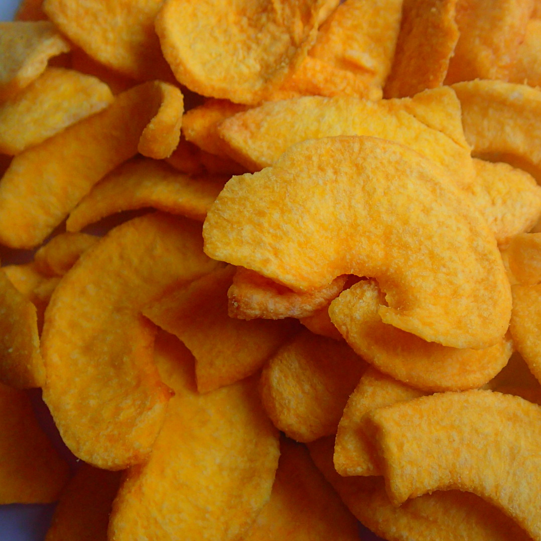 Wholesale vacuum fried fruits chip healthy snack crispy yellow peach slices snacks