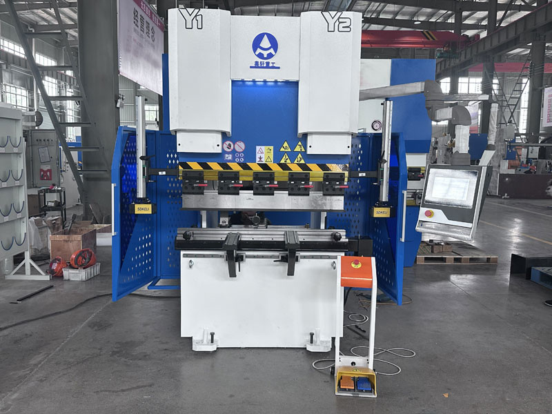 400kn 1600mm Press Brake Machine With DA53T 4+1 Axis CNC Hydraulic Bending Machine To BrazilBra