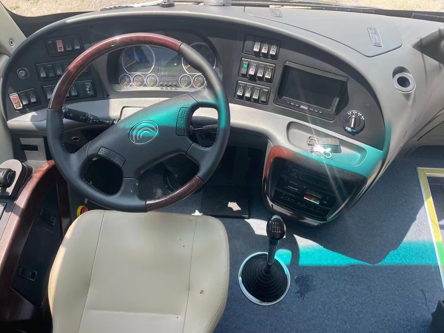 Used Bus And Coach 39 Seats Yuchai Engine 245hp 2015 Year Blue Color Rare Engine Young Tong ZK6908