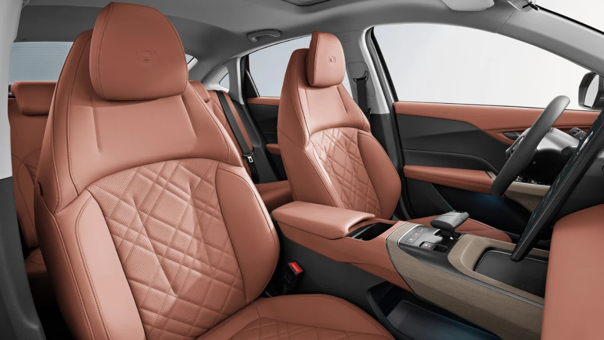 Power-saving Changan QIYUAN A05 Hybrid Car Touch Screen and ACC Cruise Control for Efficiency