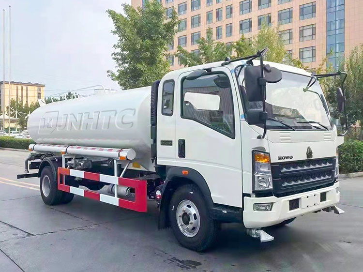 Sinotruck HOWO Light 1000l Sprinkler Truck 4X2 Water Truck Tank