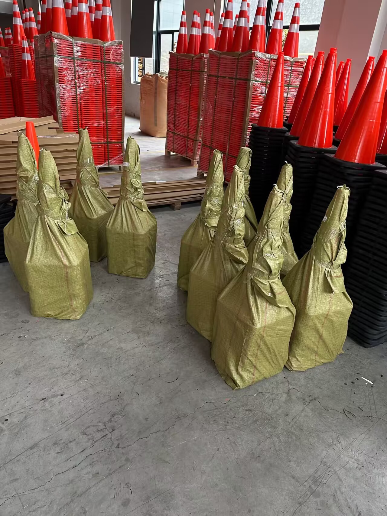 2kg 28 Traffic Cones Orange White Warning Cones 50cm Orange Cones For Parking