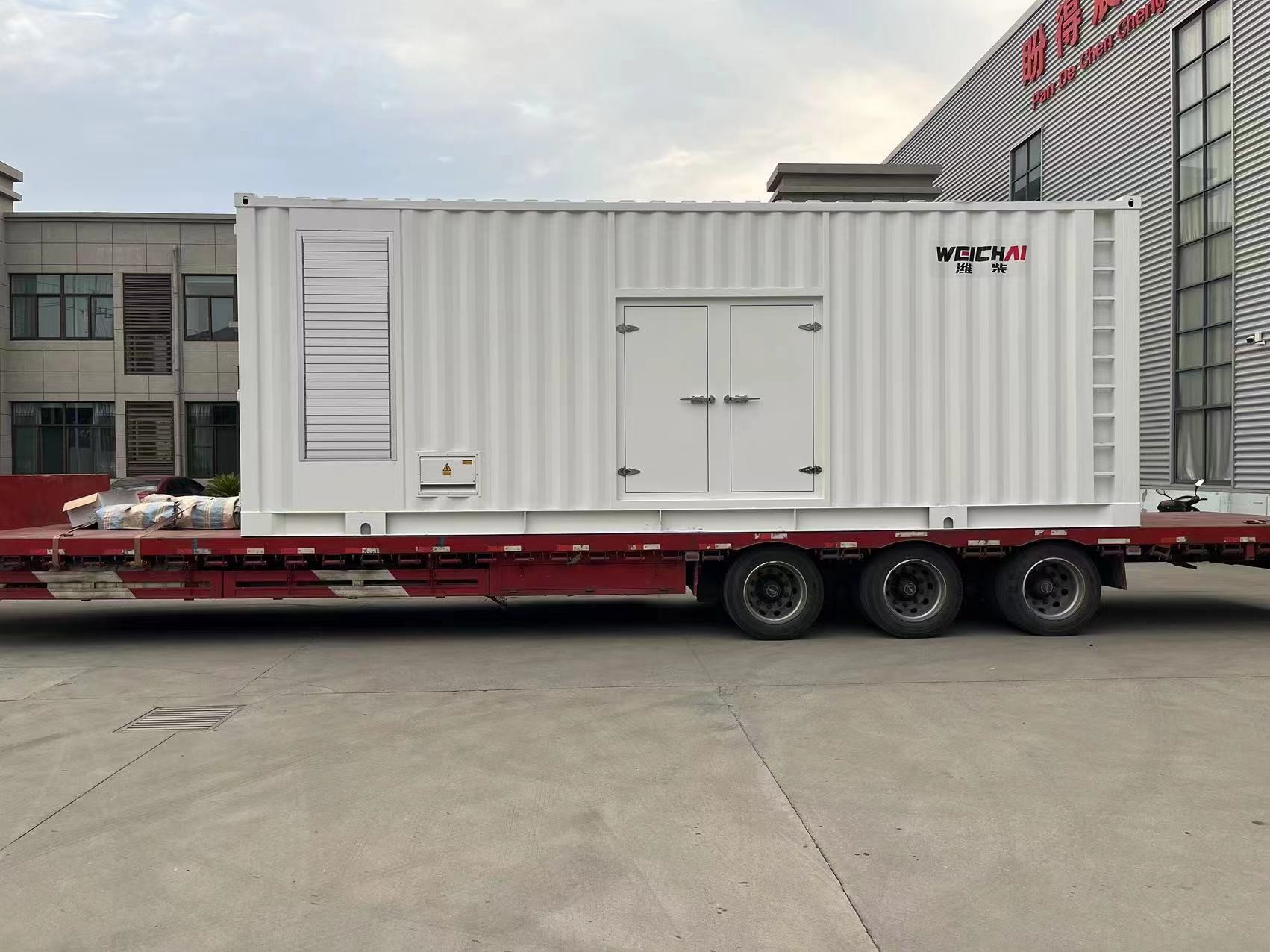 800kVA Cummins Diesel Generator Set Low Oil Consumption With Oil Tank