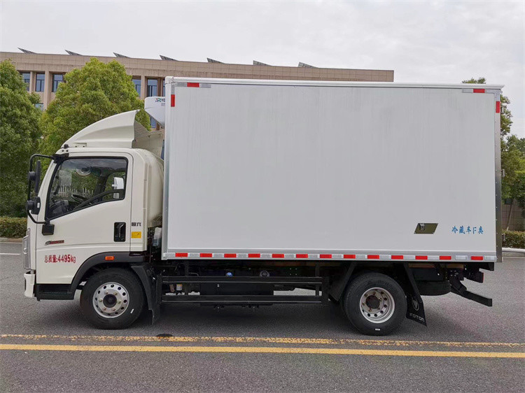 5 Tons SINO HOWO Cold Van Refrigerated Truck Frozen Food Transport Vehicle